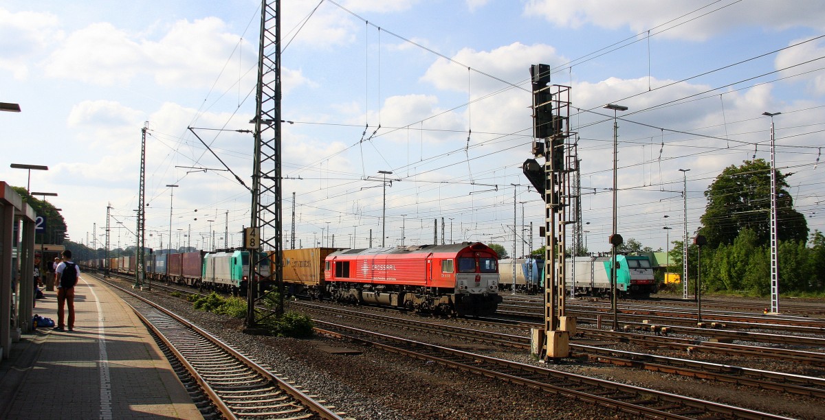 Die Class 66 DE6308  Anja  von Crossrail fährt mit viel Qualm mit einem langen P&O Ferrymasters Containerzug aus Gallarate(I) nach Zeebrugge(B) bei der Ausfahrt von Aachen-West und fährt in Richtung Montzen/Belgien.
Aufgenommen vom Bahnsteig in Aachen-West bei Sonne und Wolken am Abend vom 30.5.2014. 