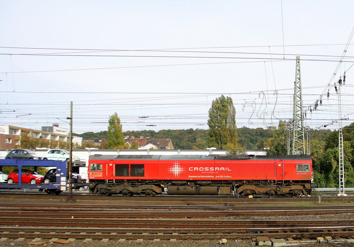 Die Class 66 DE6308  Anja  von Crossrail fährt mit viel Dieselpower  mit einem sehr langen Fiat-Autozug Tychy(PL) nach Antwerpen(B) bei der Ausfahrt aus Aachen-West und fährt in Richtung Montzen/Belgien. 
Aufgenommen vom Bahnsteig in Aachen-West bei schönem Herbstwetter am 12.10.2014. 