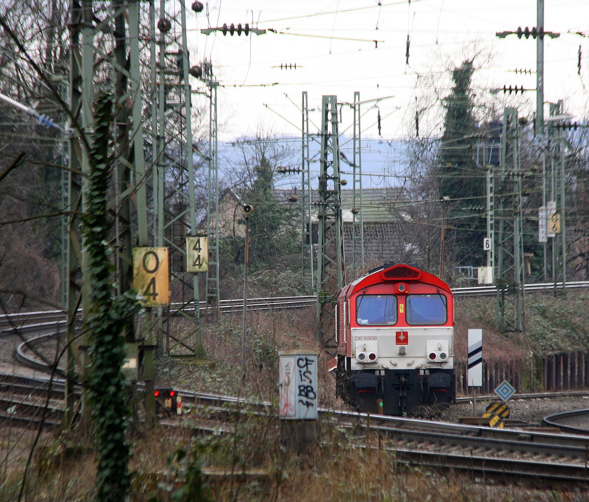 Die Class 66 DE6308  Anja  von Crossrail auf dem Abstellgleis in Aachen-West. Aufgenommen von der Treppe zur Turmstraße in Aachen bei Regenwolken am Nachmittag vom 26.2.2015.