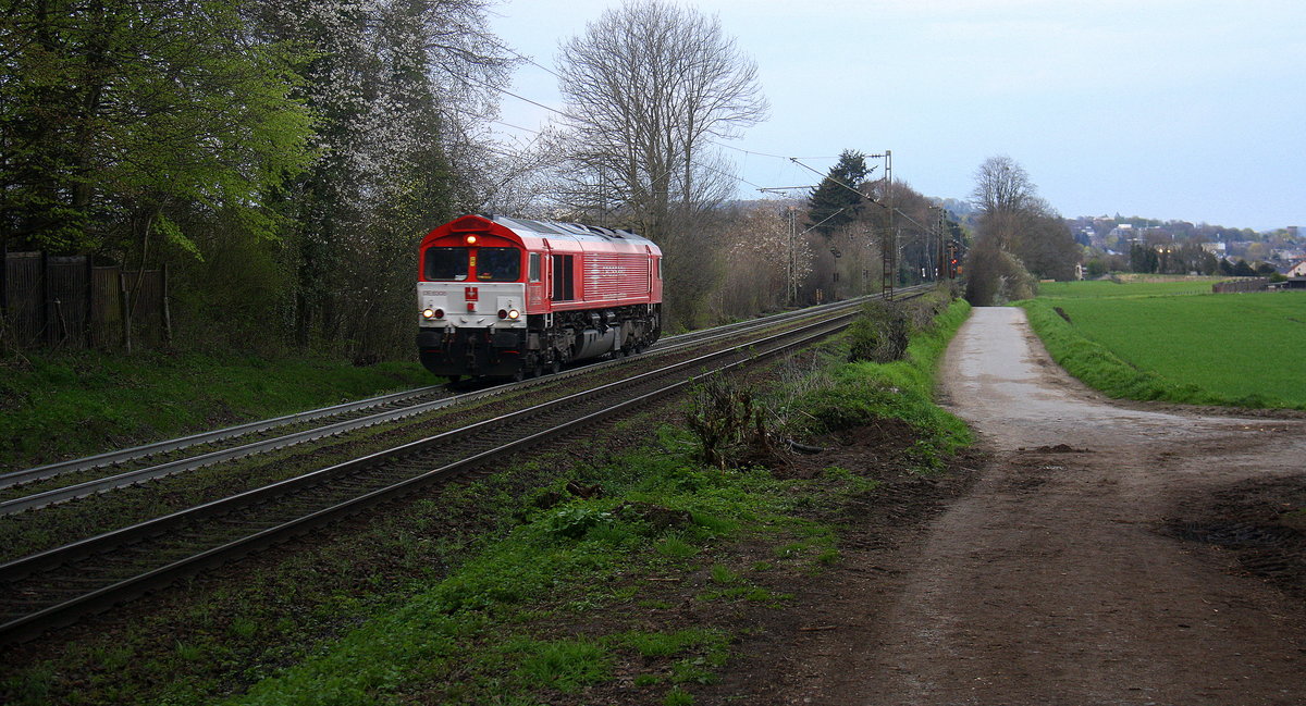 Die Class 66 DE6308  Anja  von Crossrail kommt als Lokzug von Aachen-West nach Montzen(B) und fährt die Gemmenicher-Rampe hoch. 
Aufgenommen an der Montzenroute am Gemmenicher-Weg. 
Bei Sonne und Regenwolken am Abend vom 14.4.2016.