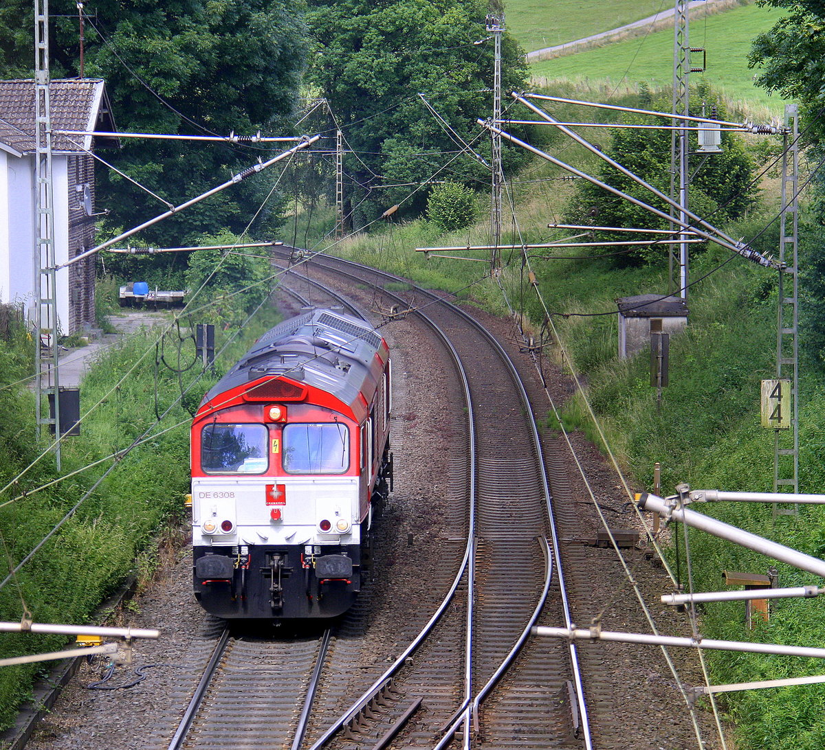 Die Class 66 DE6308  Anja  von Crossrail kommt die Gemmenicher-Rampe hochgefahren und fährt als Lokzug aus Aachen-West nach Montzen-Gare(B) und fährt gleich in den Gemmenicher-Tunnel hinein. 
Aufgenommen in Reinartzkehl an der Montzenroute. 
Am Nachmittag vom 4.7.2016.