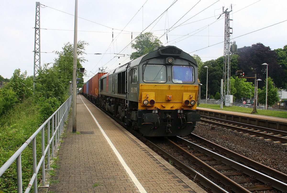 Die Class 66 DE6309 von Crossrail kommt als Umleiter mit einem MSC-Containerzug aus Germersheim(D) nach Antwerpen-Berendrecht(B) und fährt durch Kohlscheid aus Richtung Herzogenrath und fährt die Kohlscheider-Rampe hoch nach Aachen-West. Aufgenommen von Bahnsteig 2 in Kohlscheid. 
Am Mittag vom 3.6.2017.