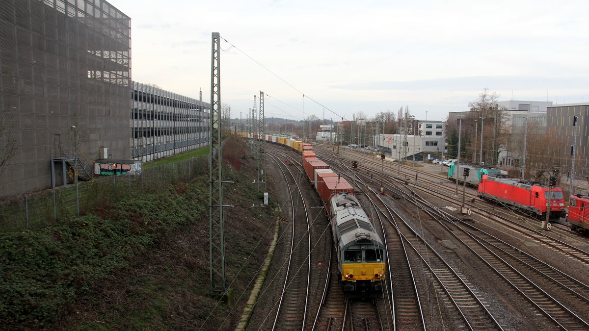 Die Class 66 DE6309 von Crossrail fährt mit viel Dieselpower mit einem langen MSC-Containerzug aus Antwerpen-Krommenhoek(B) nach Germersheim(D) bei der Ausfahrt von Aachen-West und fährt in Richtung Aachen-Hbf,Köln. 
Aufgenomen von der Brücke der Turmstraße in Aachen.
Am Nachmittag vom 16.1.2019.