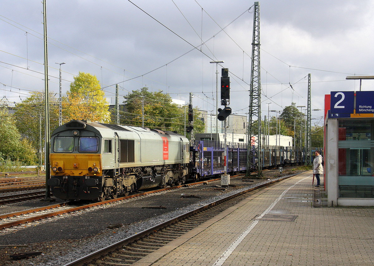 Die Class 66 DE6309 von DLC Railways kommt aus Richtung Montzen/Belgien mit einem Autoleerzug aus Tongeren(B) nach Ciumesti(RO) und fährt in Aachen-West ein. 
Aufgenommen vom Bahnsteig in Aachen-West. 
Bei Sonne und Regenwolken am Nachmittag vom 22.10.2017. 