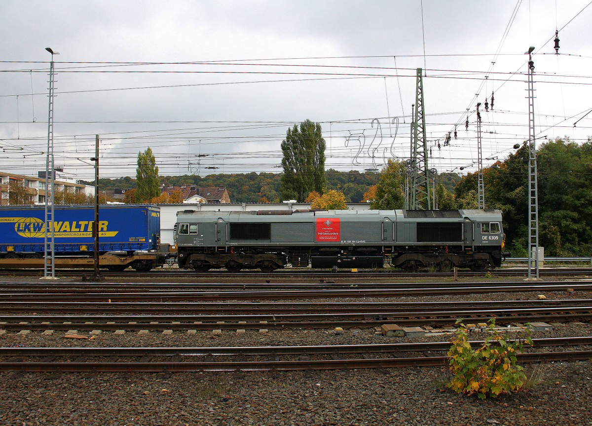 Die Class 66 DE6309 von DLC Railways fährt mit viel Dieselpower mit einem langen LKW-Walter-Zug aus Novara(I) nach Genk-Goederen(B) bei der Ausfahrt aus Aachen-West in Richtung Montzen/Belgien. 
Aufgenommen vom Bahnsteig in Aachen-West.
Bei Sonne und Regenwolken am Mittag vom 17.10.2015.