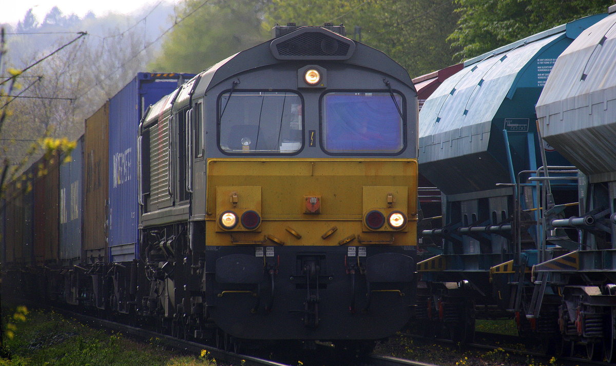 Die Class 66 DE6309 von DLC Railways kommt die Gemmenicher-Rampe herunter nach Aachen-West mit einem Containerzug aus Zeebrugge-Ramskapelle(B) nach Milano(I). Aufgenommen an der Montzenroute am Gemmenicher-Weg. 
Bei schönem Frühlingswetter am Nachmittag vom 2.5.2016.