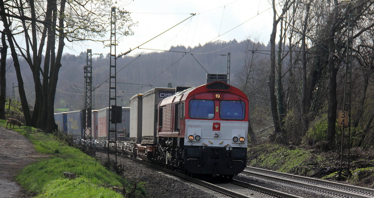Die Class 66 DE6310  Griet  von Crossrail kommt die Gemmenicher-Rampe herunter nach Aachen-West mit einem LKW-Zug aus Zeebrugge(B) nach Novara(I). 
Aufgenommen an der Montzenroute am Gemmenicher-Weg. 
Bei schönem Frühlingswetter am Nachmittag vom 24.3.2019.