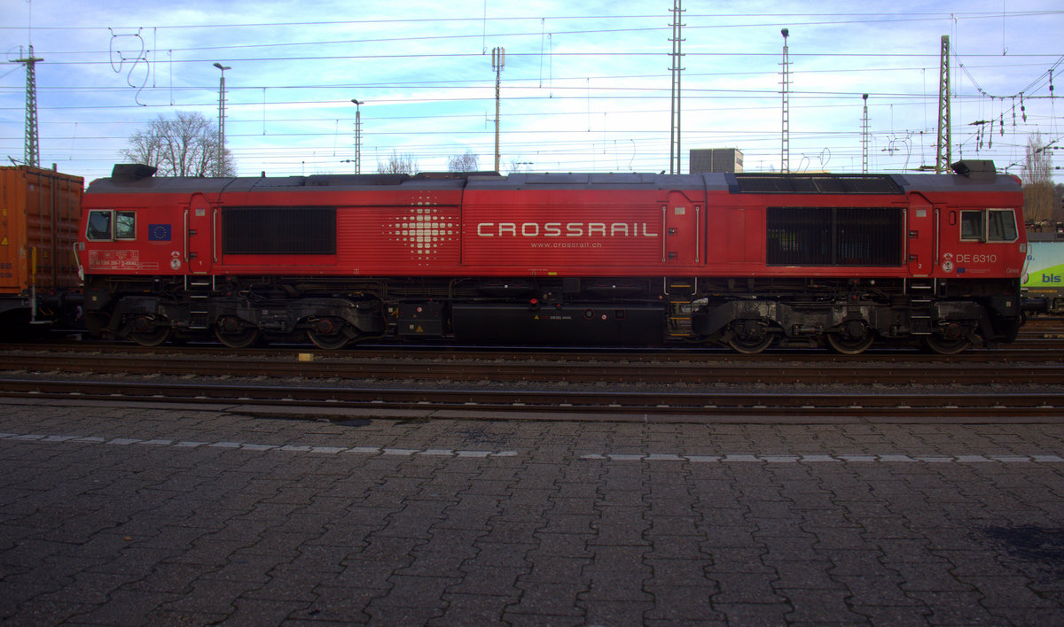 Die Class 66 DE6310  Griet  von Crossrail steht in Aachen-West mit einem Containerzug aus Priort(D) nach Bierset(B). Aufgenommen vom Bahnsteig in Aachen-West. Bei Sonne und Wolken am Mittag vom 15.12.2019.