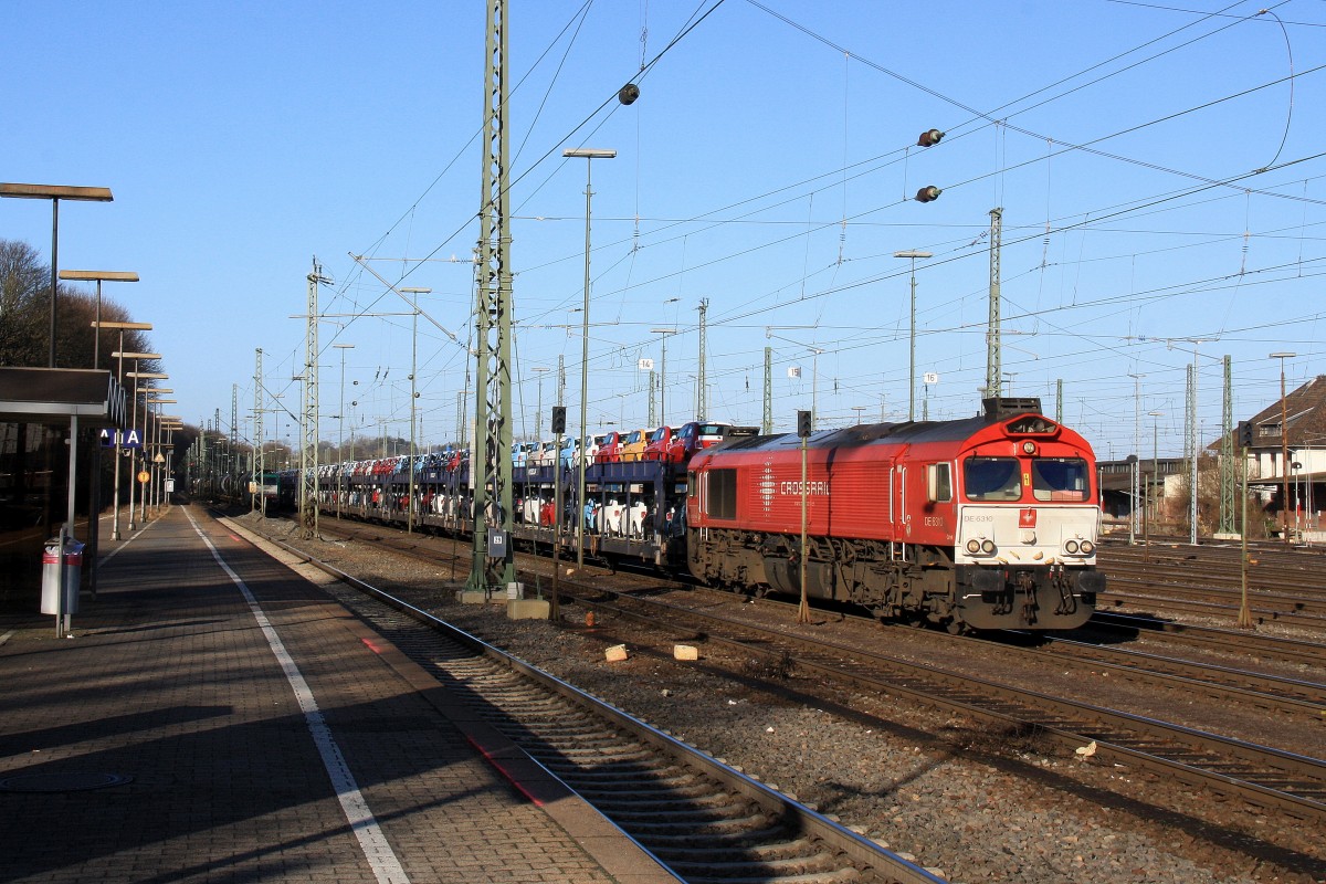 Die Class 66 DE6310  Griet  von Crossrail steht  in Aachen-West mit einem sehr langen Fiat-Autozug aus Tychy(PL) nach Zeebrugge(B) und wartet auf die Abfahrt nach Belgien.
Aufgenommen vom Bahnsteig in Aachen-West bei schöner Wintersonne am 2.2.2014.