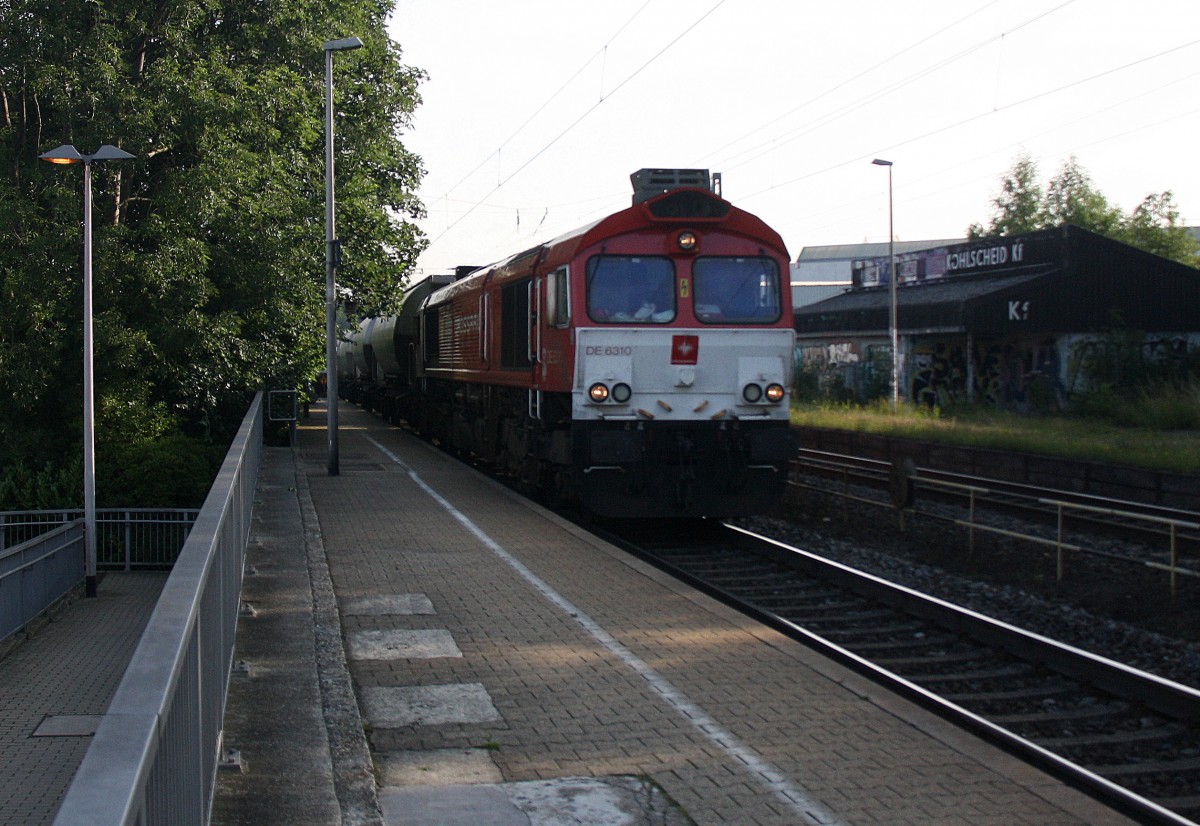 Die Class 66 DE6310  Griet  von Crossrail kommt mit einem langen Silozug durch Kohlscheid aus Buna-Werke(D) nach Herentals(B) und fährt die Kohlscheider-Rampe hoch nach Aachen-West. Bei schönem Sonnenschein am Morgen vom 17.7.2014.