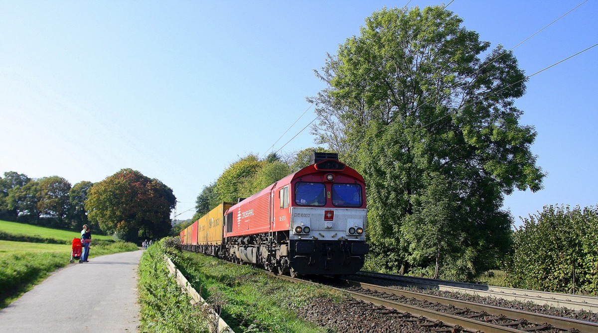 Die Class 66 DE6310  Griet  von Crossrail kommt die Gemmenicher-Rampe herunter nach Aachen-West mit einem langen P&O Ferrymasters Containerzug aus Zeebrugge(B) nach Gallarate(I).
Aufgenommen an der Montzenroute am Gemmenicher-Weg  bei schönem Herbstwetter am 3.10.2014.