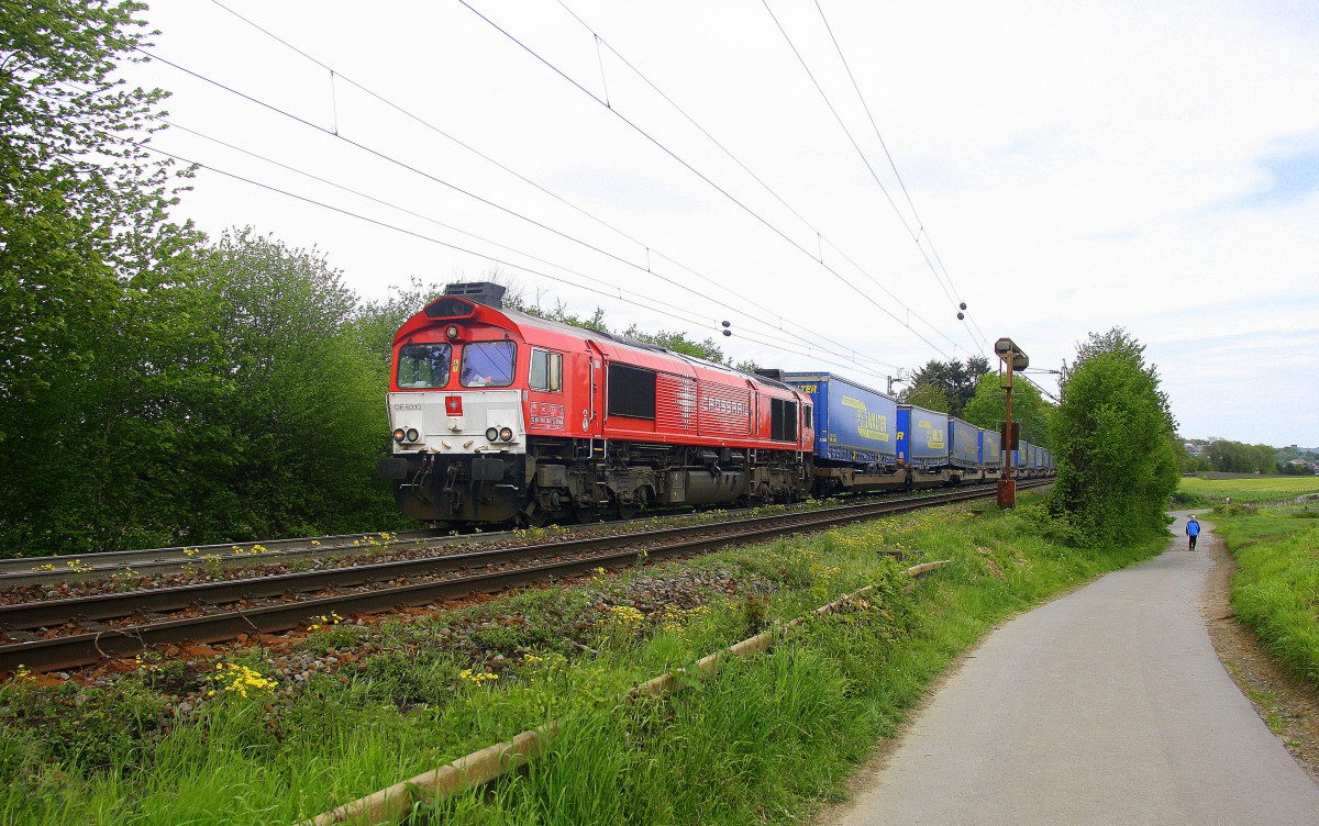 Die Class 66 DE6310  Griet  von Crossrail kommt mit viel Dieselpower die Gemmenicher-Rampe hochgefahren aus Richtung Aachen-West in Richtung Montzen/Belgien mit einem langen LKW-Walter-Zug aus Novara(I) nach Genk-Goederen(B).
Aufgenommen an der Montzenroute am Gemmenicher-Weg bei Sonne und Wolken am Nachmittag vom 9.5.2015.