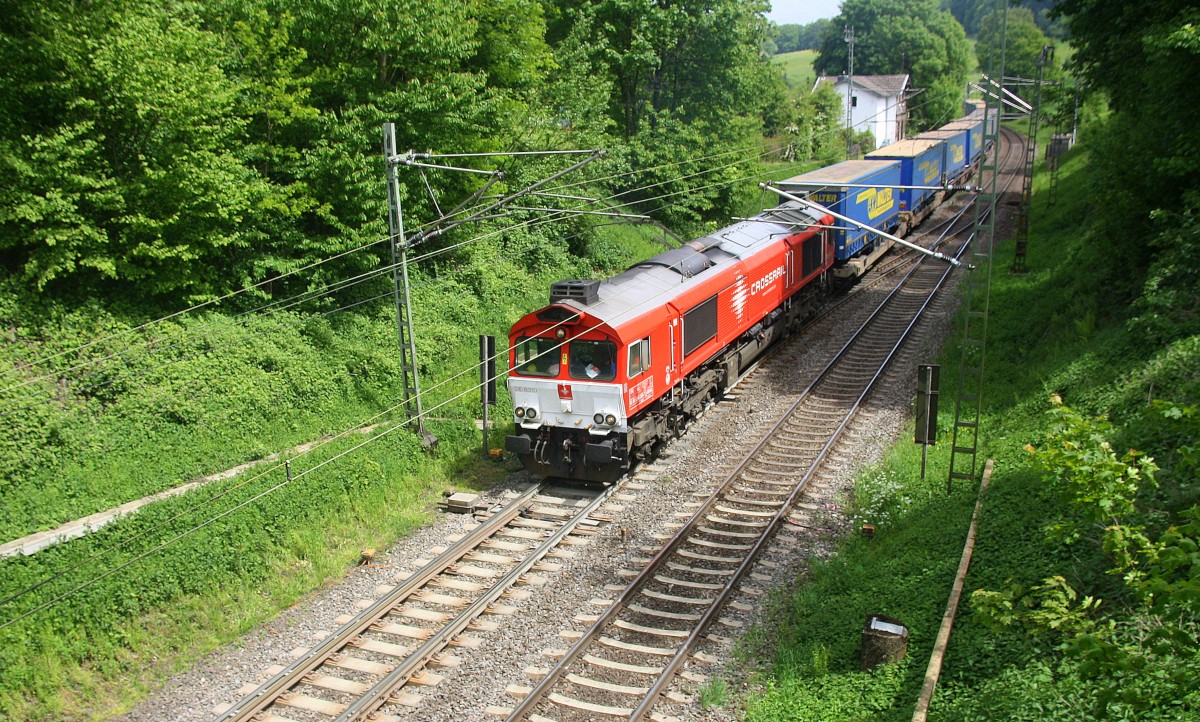 Die Class 66 DE6310  Griet  von Crossrail kommt mit viel Dieselpower die Gemmenicher-Rampe hochgefahren aus Aachen-West mit einem langen LKW-Walter-Zug aus Novara(I) nach Genk-Goederen(B) und fährt gleich in den Gemmenicher-Tunnel hinein und fährt in Richtung Montzen/Vise(B). 
Aufgenommen in Reinartzkehl an der Montzenroute.
Bei schönem Frühlingswetter am 23.5.2015.
