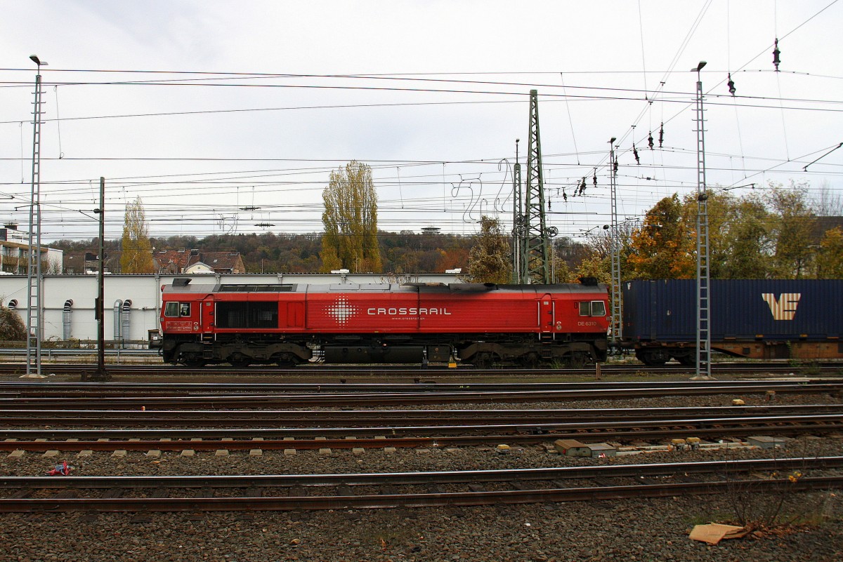Die Class 66 DE6310  Griet  von Crossrail kommt aus Richtung Montzen/Belgien mit einem langen Ewals-Cargo-Care Containerzug aus Geleen-Lutterade(NL) nach Novara(I) und färt in Aachen-West ein. 
Bei Wolken am Mittag vom 7.11.2015.