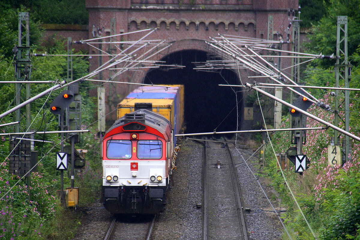 Die Class 66 DE6310  Griet  von Crossrail kommt aus dem Gemmenicher-Tunnel raus mit einem Containerzug aus Zeebrugge(B) nach Milano(I)  und fährt nach Aachen-West und rollt die Gemmenicher-Rampe herunter nach Aachen-West. Aufgenommen in Reinartzkehl auf der Montzenroute. 
Am Nachmittag vom 11.8.2016.