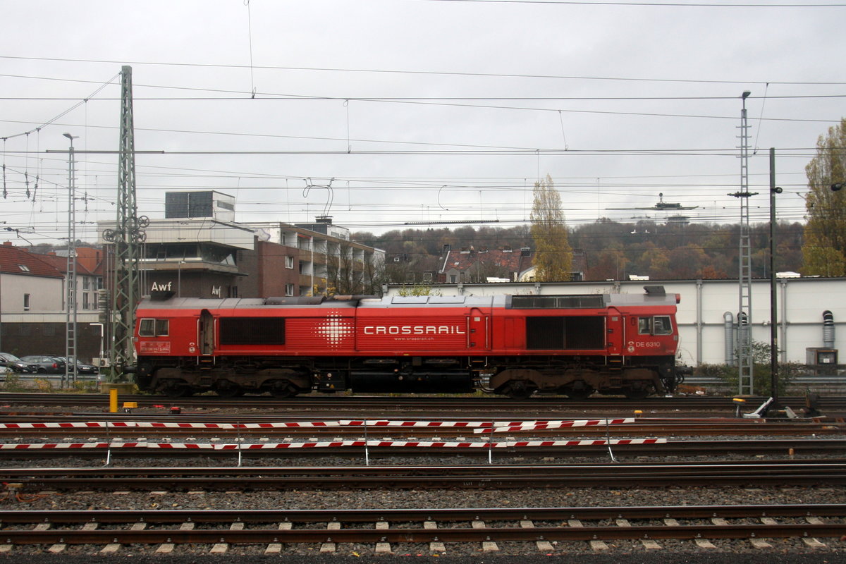 Die Class 66 DE6310  Griet  von Crossrail rangiert in Aachen-West. Aufgenommen vom Bahnsteig in Aachen-West. Bei Wolken am Nachmittag vom 17.11.2016.