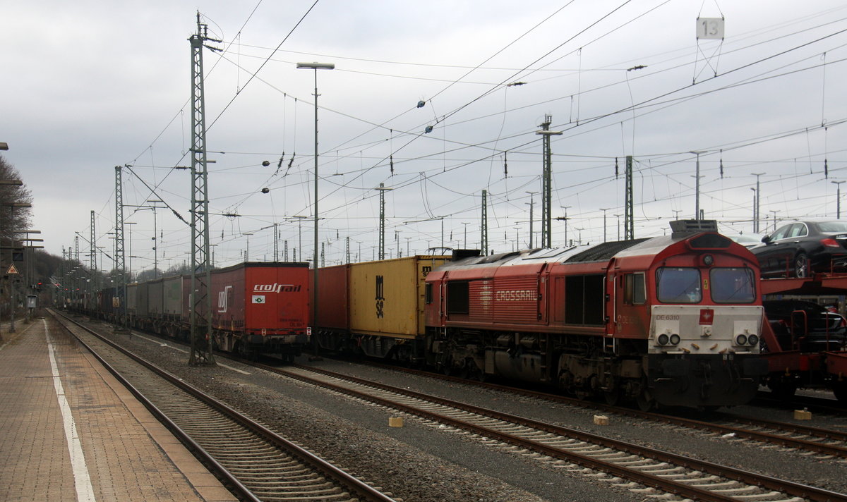 Die Class 66 DE6310  Griet  von Crossrail steht in Aachen-West mit einem  langen MSC-Containerzug aus Weil Am Rhein(D) nach Antwerpen-Berendrecht(B)  und wartet auf die Abfahrt nach Belgien.
Aufgenommen vom Bahnsteig in Aachen-West.
Bei Wolken am Kalten Nachmittag vom 26.2.2017.
