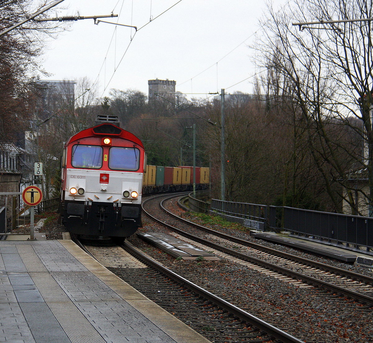 Die Class 66 DE6311  Hanna  von Crossrail kommt aus Richtung Aachen-West mit einem langen MSC-Containerzug aus Antwerpen-Berendrecht(B) nach Germersheim(D) und fährt durch Aachen-Schanz in Richtung Aachen-Hbf,Aachen-Rothe-Erde,Stolberg-Hbf(Rheinland)Eschweiler-Hbf,Langerwehe,Düren,Merzenich,Buir,Horrem,Kerpen-Köln-Ehrenfeld,Köln-West,Köln-Süd. Aufgenommen vom Bahnsteig von Aachen-Schanz. 
Am Kalten Nachmittag vom 9.12.2017.