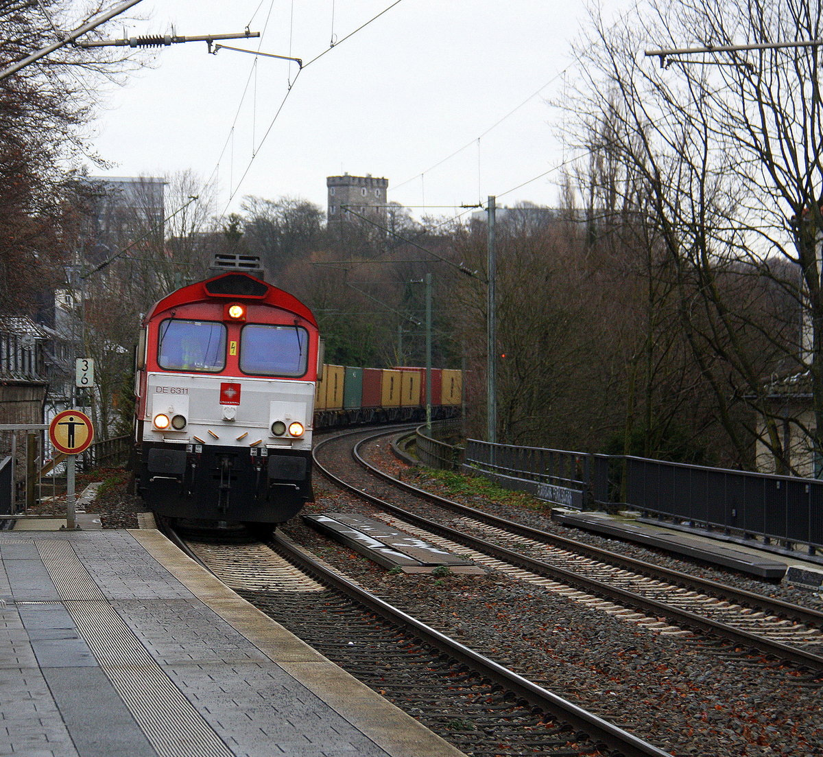 Die Class 66 DE6311  Hanna  von Crossrail kommt aus Richtung Aachen-West mit einem langen MSC-Containerzug aus Antwerpen-Berendrecht(B) nach Germersheim(D) und fährt durch Aachen-Schanz in Richtung Aachen-Hbf,Aachen-Rothe-Erde,Stolberg-Hbf(Rheinland)Eschweiler-Hbf,Langerwehe,Düren,Merzenich,Buir,Horrem,Kerpen-Köln-Ehrenfeld,Köln-West,Köln-Süd. Aufgenommen vom Bahnsteig von Aachen-Schanz. 
Am Kalten Nachmittag vom 9.12.2017.