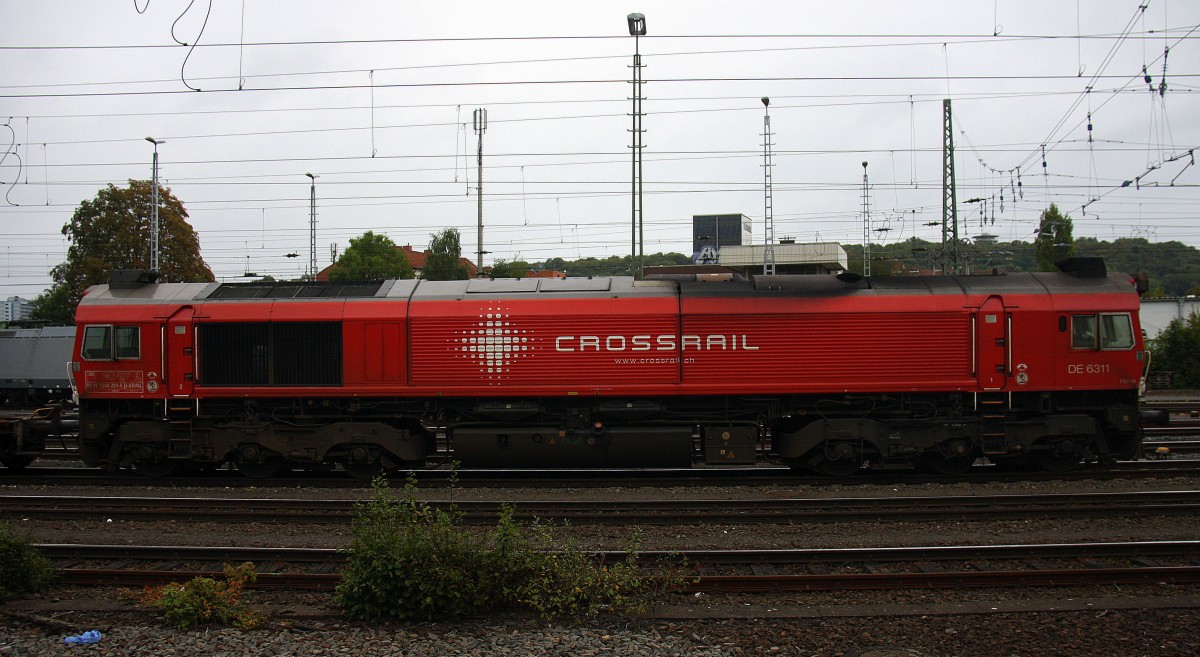Die Class 66 DE6311  Hanna  von Crossrail steht in Aachen-West mit einem sehr langen  MSC-Containerzug aus Weil Am Rhein(D) nach Antwerpen-Berendrecht(B).
Aufgenommen vom Bahnsteig in Aachen-West bei Regenwolken am Abend vom 30.8.2014.