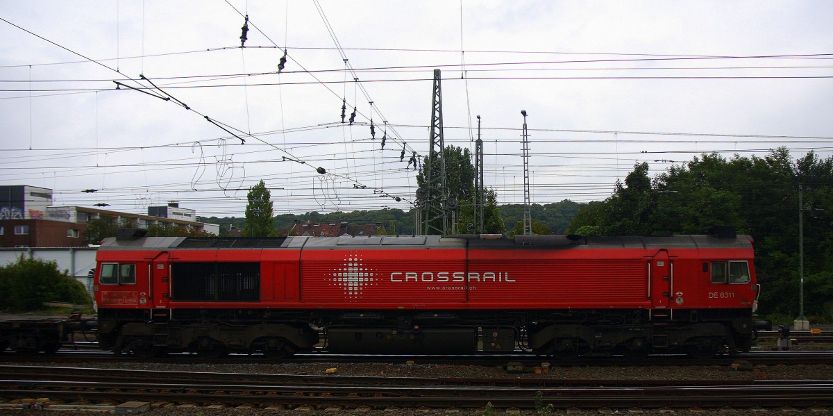 Die Class 66 DE6311  Hanna  von Crossrail fährt  mit viel Dieselpower mit einem sehr langen MSC-Containerzug aus Weil Am Rhein(D) nach Antwerpen-Berendrecht(B) bei der Ausfahrt aus Aachen-West und fährt in Richtung Montzen/Belgien.
Aufgenommen vom Bahnsteig in Aachen-West bei Regenwolken am Abend vom 30.8.2014.
 