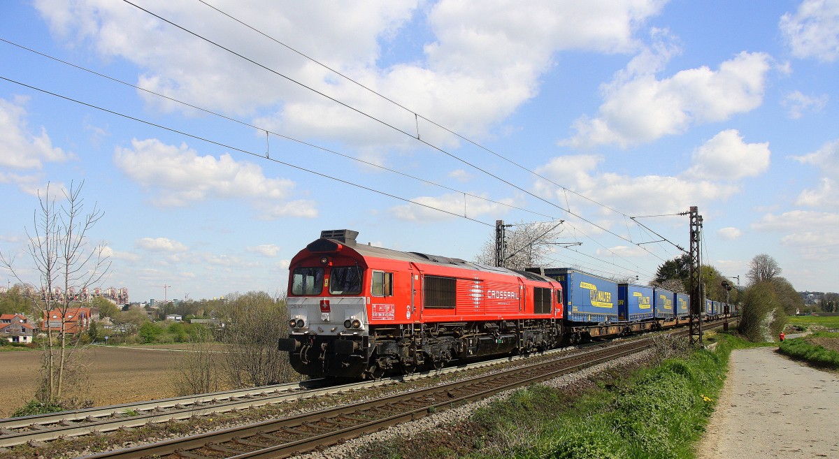 Die Class 66 DE6311  Hanna  von Crossrail kommt mit viel Dieselpower die Gemmenicher-Rampe hochgefahren aus Richtung Aachen-West in Richtung Montzen/Belgien mit einem langen LKW-Walter-Zug aus Novara(I) nach Genk-Goederen(B).
Aufgenommen an der Montzenroute am Gemmenicher-Weg bei schönem Frühlingswetter am 18.4.2015.