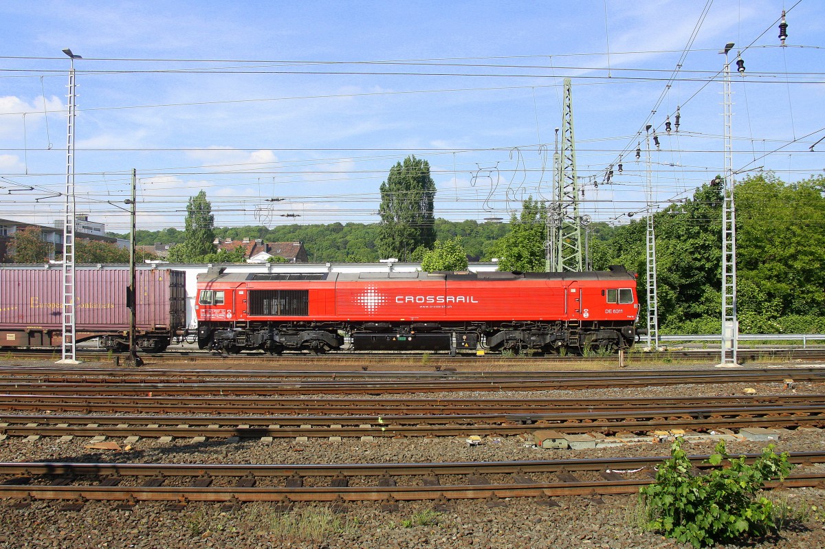 Die Class 66 DE6311  Hanna  von Crossrail fährt mit viel Dieselpower mit einem 
langen Containerzug aus Milano(I) nach Zeebrugge-Ramskapelle(B) bei der Ausfahrt aus Aachen-West und fährt in Richtung Montzen/Belgien.
Aufgenommen vom Bahnsteig in Aachen-West.
Bei schönem Frühlingswetter am Nachmittag vom 22.5.2015.