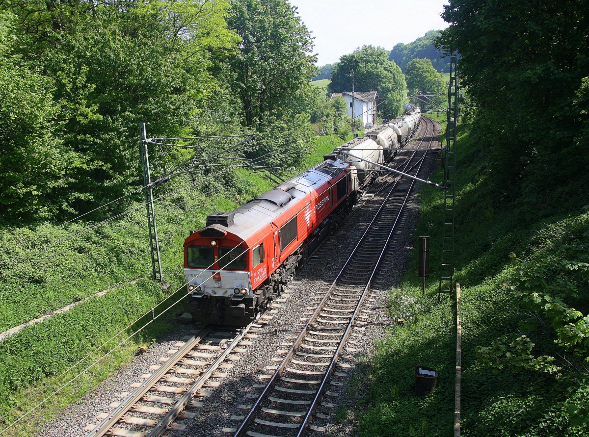 Die Class 66 DE6311  Hanna  von Crossrail  kommt mit viel Dieselpower die Gemmenicher-Rampe hochgefahren aus Aachen-West mit einem langen Silozug aus Augsburg (D) nach Herentals(B)  und fährt gleich in den Gemmenicher-Tunnel hinein und fährt in Richtung Montzen/Vise(B). 
Aufgenommen in Reinartzkehl an der Montzenroute. 
Bei schönem Frühlingswetter am Vormittag vom 23.5.2015.