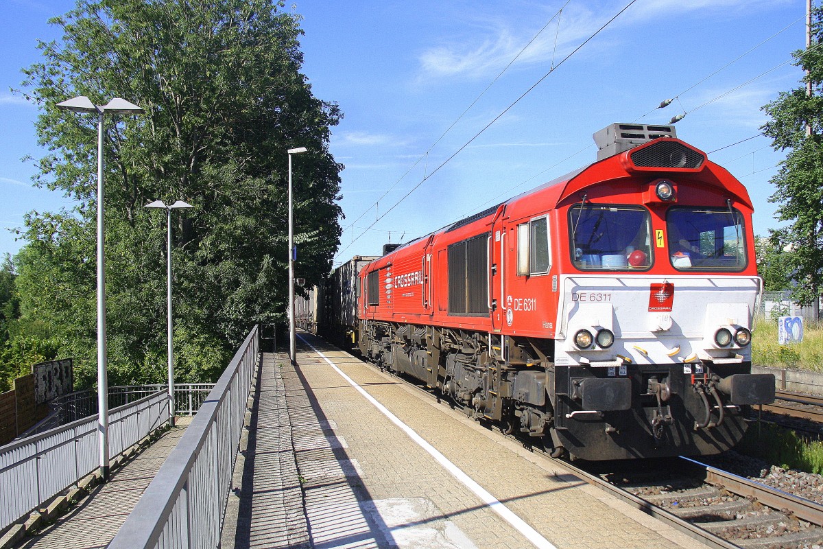 Die Class 66 DE6311  Hanna  von Crossrail kommt als Umleiter mit einem langen Ewals-Cargo-Care-Containerzug aus Novara(I) nach Genk(B) und kommt durch Kohlscheid aus Richtung Herzogenrath und fährt die Kohlscheider-Rampe hoch nach Aachen-West. 
Bei schönem Sommerwetter am 10.7.2015.