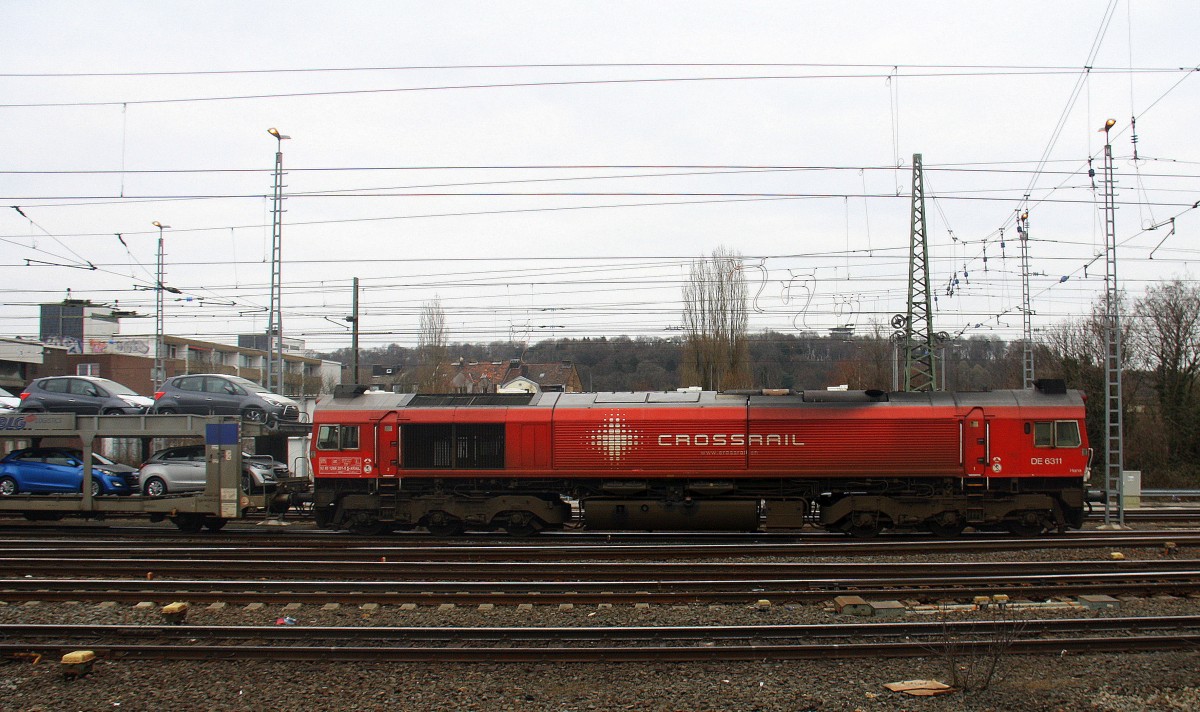 Die Class 66 DE6311  Hanna  von Crossrail  fährt mit viel Dieselpower mit einem Hyundai-Autozug von Aachen-West nach Belgien bei der Ausfahrt aus Aachen-West und fährt in Richtung Montzen/Belgien. 
Aufgenommen vom Bahnsteig in Aachen-West. 
Bei Wolken am Nachmittag vom 21.3.2016. 