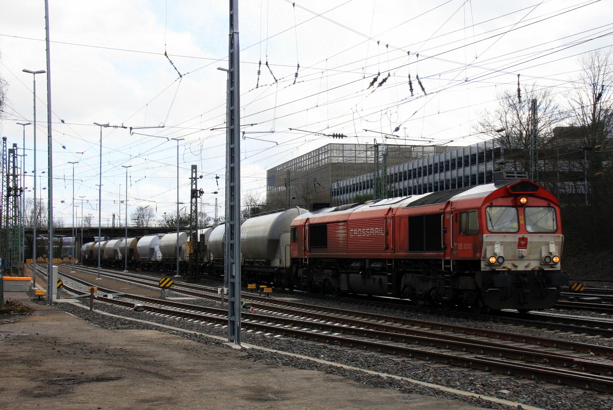 Die Class 66 DE6312  Alix  von Crossrail kommt aus Richtung Montzen/Belgien mit einem Kurzen Silozug aus Herentals(B) nach Buna-Werke(D) und fährt in Aachen-West ein bei Sonne und Regenwolken am Nachmittag vom 16.2.2014.