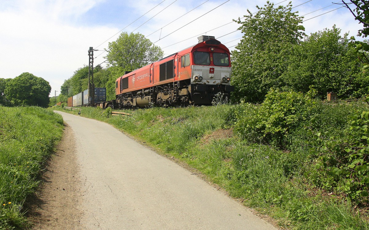 Die Class 66 DE6312  Alix  von Crossrail kommt die Gemmenicher-Rampe herunter nach Aachen-West mit einem langen Containerzug aus Zeebrugge-Ramskapelle(B) nach Milano(I).
Aufgenommen an der Montzenroute am Gemmenicher-Weg. 
Bei schönem Frühlingswetter am Mittag vom 14.5.2015.