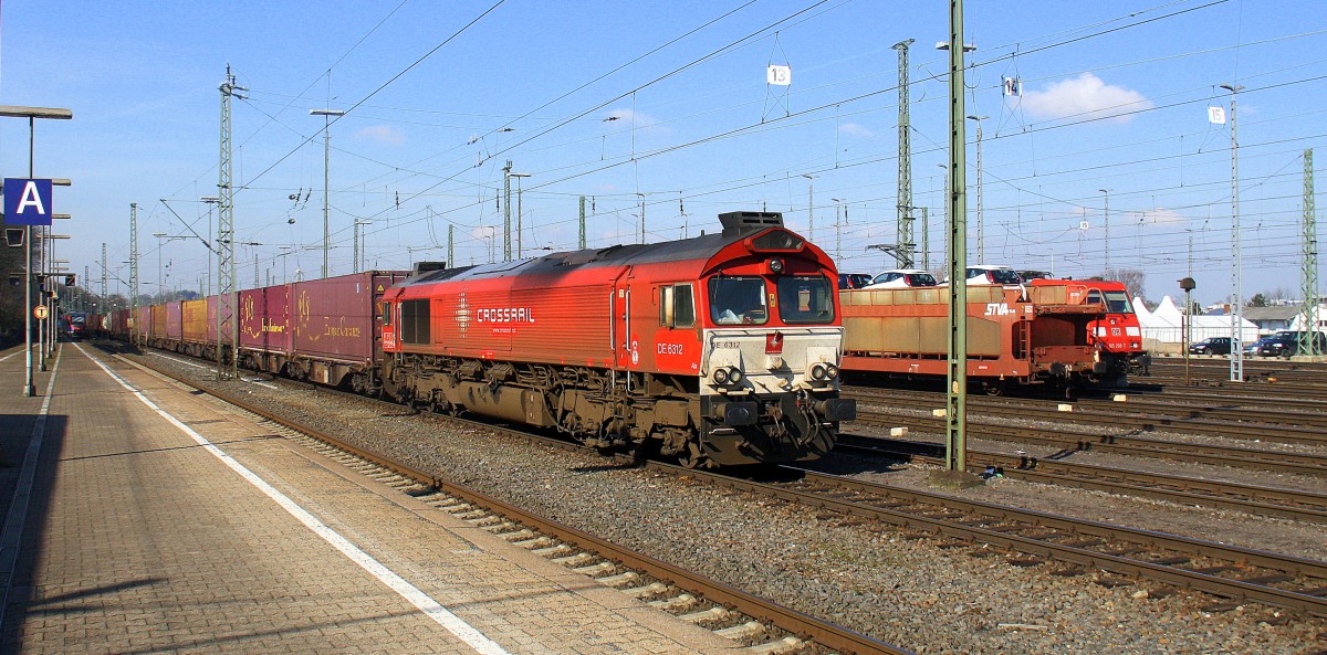 Die Class 66 DE6312  Alix  von Crossrail fährt mit viel Dieselpower mit einem langen Containerzug aus Milano(I) nach Zeebrugge-Ramskapelle(B) bei der Ausfahrt aus Aachen-West und fährt in Richtung Montzen/Belgien. 
Aufgenommen vom Bahnsteig in Aachen-West. 
Bei schönem Sonnenschein am Mittag vom 27.2.2016. 