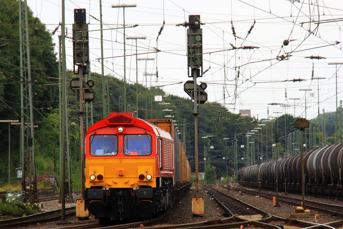 Die Class 66 DE6313 von Crossrail f�hrt mit viel Dieselpower mit einem langen P&O Ferrymasters Containerzug aus Gallarate(I) nach Zeebrugge(B) bei der Ausfahrt von Aachen-West und f�hrt in Richtung Montzen/Belgien bei Sonne und Wolken am 1.9.2013.