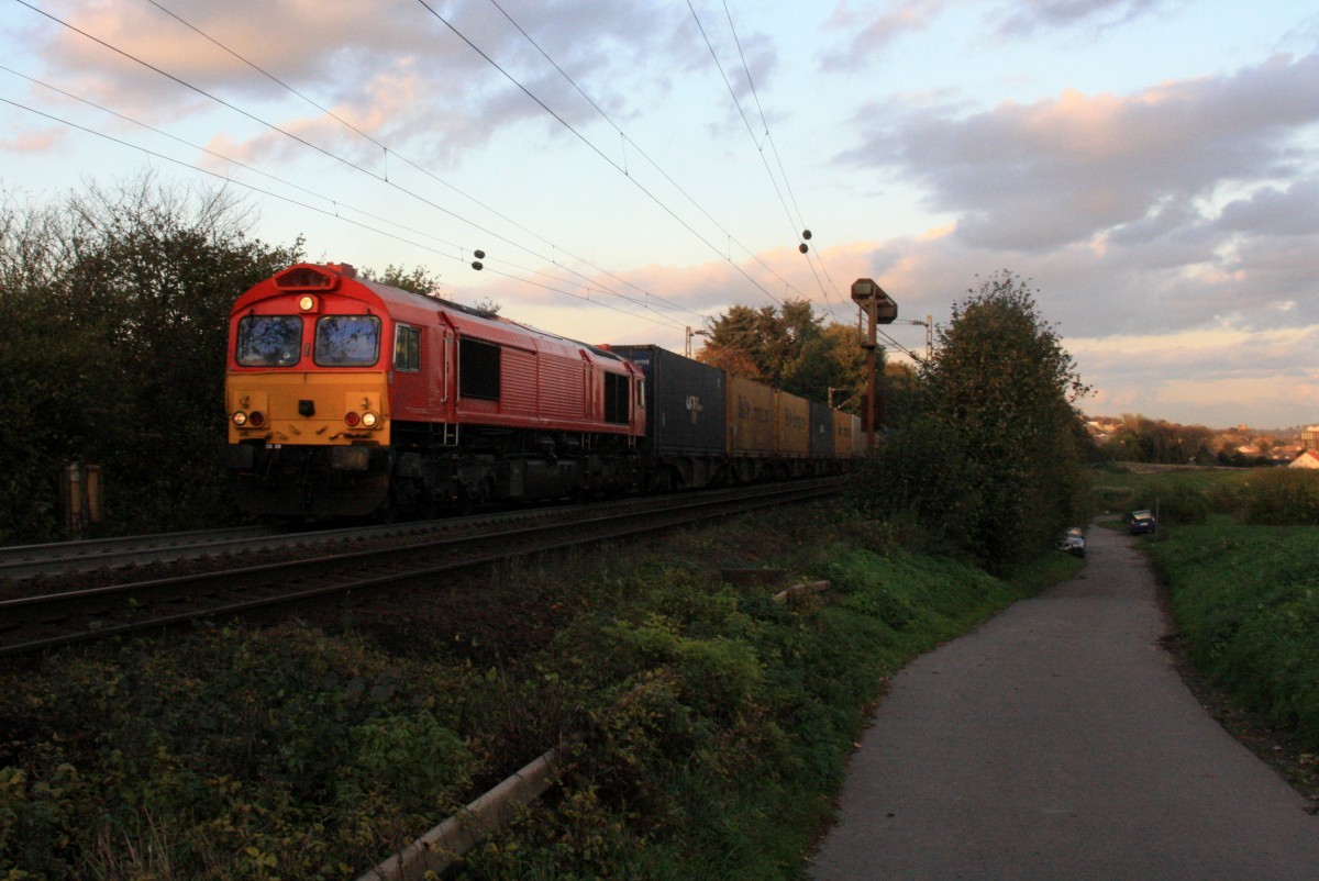 Die Class 66 DE6313 von Crossrail kommt mit einem P&O Ferrymasters Containerzug von Aachen-West nach Zeebrugge(B) und fhrt die Gemmenicher-Rampe hoch nach Belgien. 
Aufgenommen am Gemmenicher-Weg in der Abenddmmerung am Abend vom 30.10.2013.