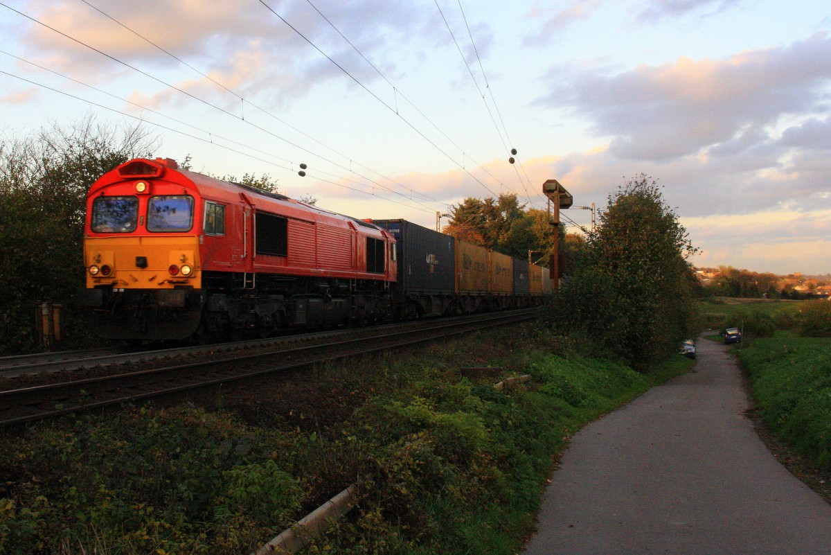 Die Class 66 DE6313 von Crossrail kommt mit einem P&O Ferrymasters Containerzug von Aachen-West nach Zeebrugge(B) und fhrt die Gemmenicher-Rampe hoch nach Belgien. Aufgenommen am Gemmenicher-Weg in der Abendstimmung am Abend vom 30.10.2013.
