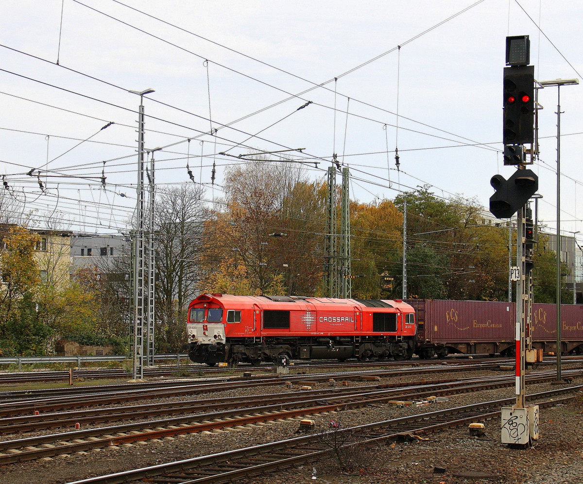 Die Class 66 DE6313 von Crossrail kommt aus Richtung Montzen/Belgien mit einem langen Containerzug aus Zeebrugge-Ramskapelle(B) nach Milano(I) und fährt in Aachen-West ein. Aufgenommen vom Bahnsteig in Aachen-West. 
Bei Wolken am Mittag vom 7.11.2015.