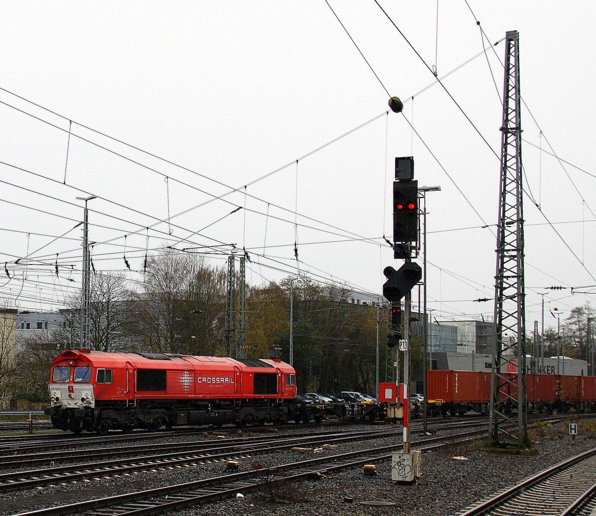 Die Class 66 DE6313 von Crossrail kommt aus Richtung Montzen/Belgien mit einem sehr langen MSC-Containerzug aus Antwerpen-Berendrecht(B) nach Weil am Rhein(D) und fährt in Aachen-West ein. 
Aufgenommen vom Bahnsteig in Aachen-West.
Bei leichtem Schneefall am Kalten Nachmittag vom 24.11.2015.