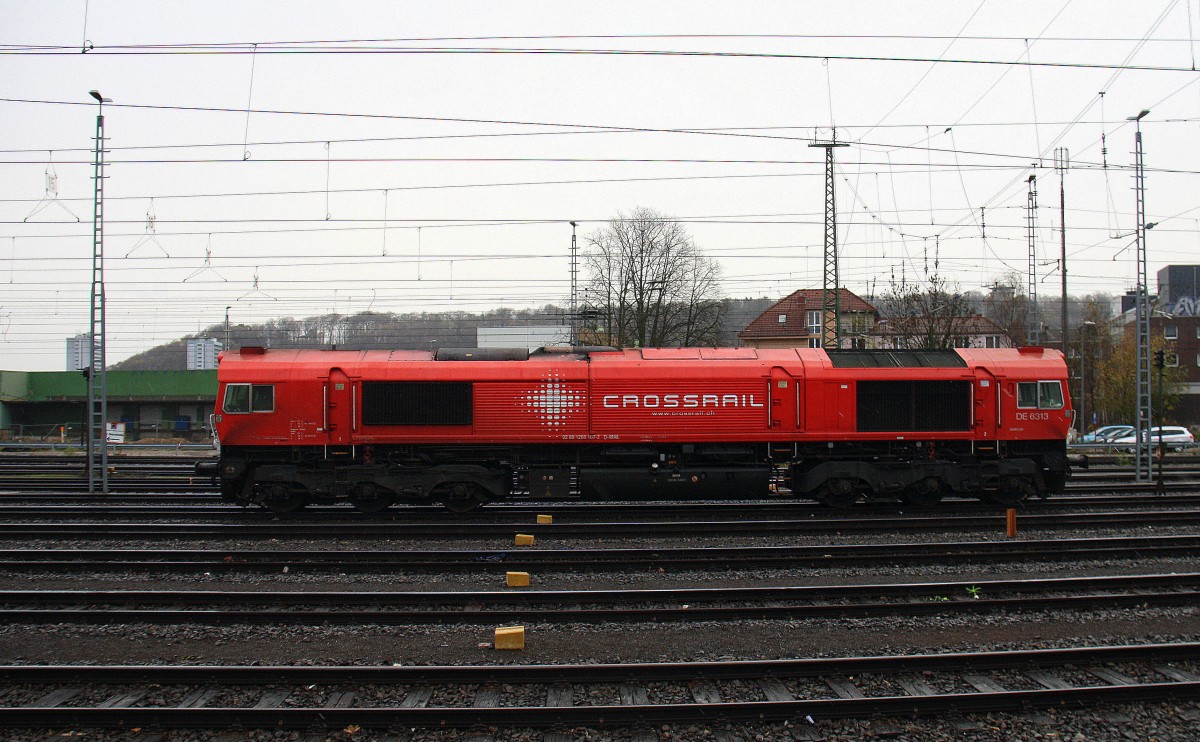 Die Class 66 DE6313 von Crossrail rangiert in Aachen-West. Aufgenommen vom Bahnsteig in Aachen-West. 
Bei leichtem Schneefall am Kalten Nachmittag vom 24.11.2015.