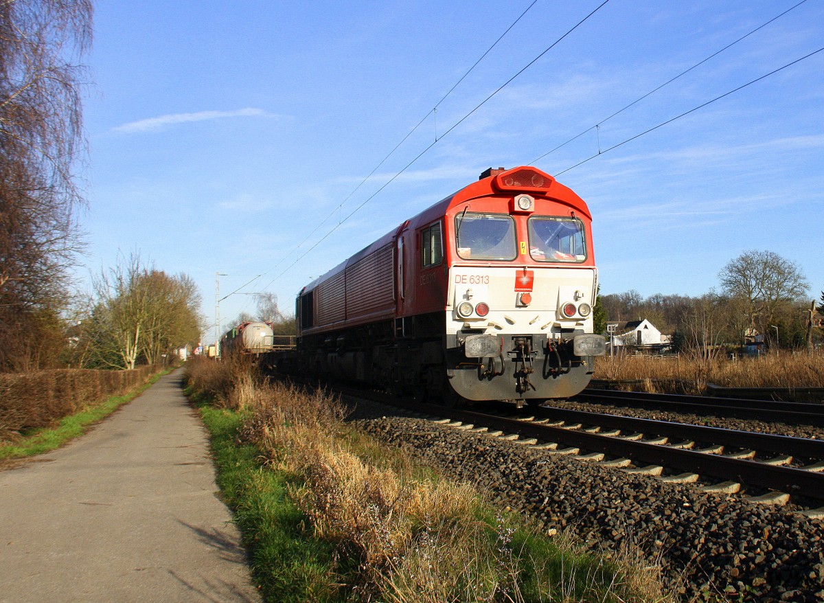 Die Class 66 DE6313 von Crossrail kommt mit Containerzug aus Ruhland(D) nach Antwerpen-Combinant(B) und  kommt aus aus Richtung Rheydt,Wickrath,Beckrath,Herrath,Erkelenz,Baal,Hückelhoven-Baal,Brachelen,Lindern,Süggerrath,Geilenkirchen,Frelenberg und fährt in Richtung Übach-Palenberg,Rimburg,Finkenrath,Hofstadt,Herzogenrath, Kohlscheid,Richterich,Laurensberg,Aachen-West.
Aufgenommen Zwischen Übach-Palenberg und Zweibrüggen.
Bei schönem Sonnenschein am 30.12.2015. 