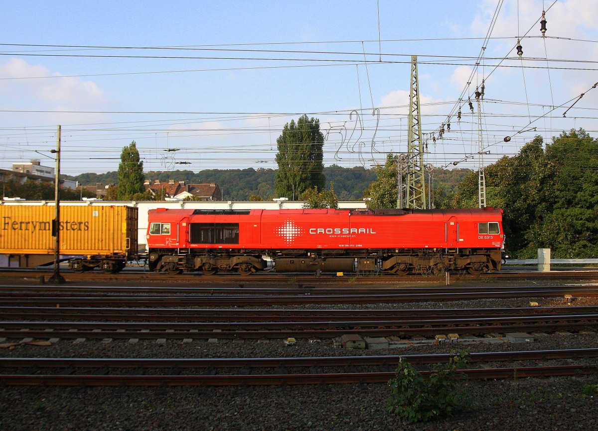 Die Class 66 DE6313  Ymke  von Crossrail fährt mit viel Dieselpower mit einem P&O Ferrymasters Containerzug aus Gallarate(I) nach Zeebrugge(B) bei der Ausfahrt von Aachen-West und fährt in Richtung Montzen/Belgien.
Aufgenommen vom Bahnsteig in Aachen-West bei schönem Sonnenschein am Abend vom 12.9.2014. 
