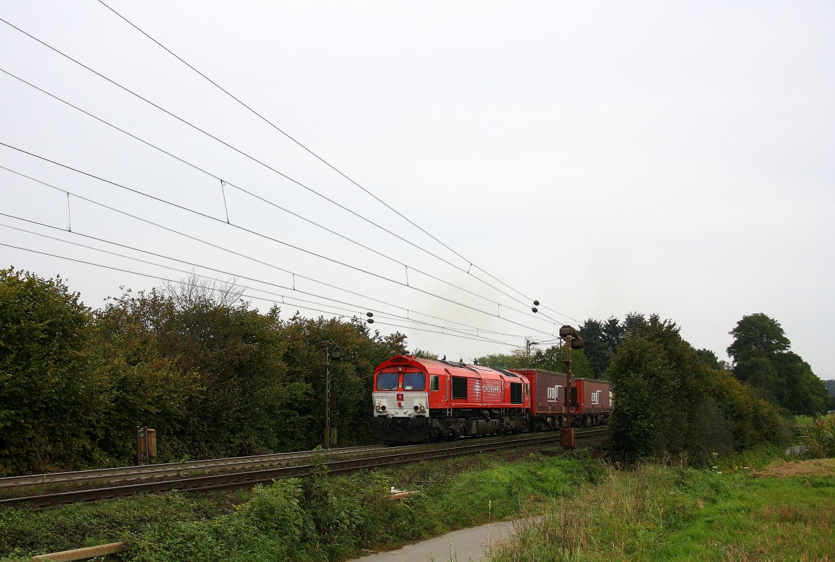 Die Class 66 DE6313  Ymke  von Crossrail kommt mit viel Dieselpower die Gemmenicher-Rampe hochgefahren aus Richtung Aachen-West in Richtung Montzen/Belgien mit einem langen Containerzug aus Novara(I) nach Geleen-Lutterade(NL). 
Aufgenommen an der Montzenroute am Gemmenicher-Weg bei Sonne und Woken am 29.9.2014.