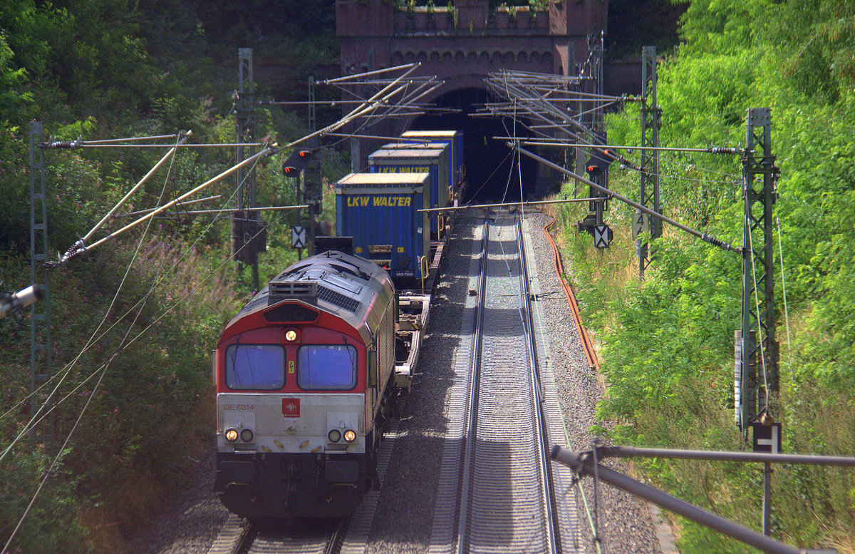 Die Class 66 DE6314  Hanna  von Crossrail kommt aus dem Gemmenicher-Tunnel raus mit einem  LKW-Zug aus Zeebrugge(B) nach Novara(I)  und fährt nach Aachen-West und rollt die Gemmenicher-Rampe herunter nach Aachen-West. 
Aufgenommen in Reinartzkehl auf der Montzenroute. 
Bei Sommerwetter am Mittag vom 12.8.2018.