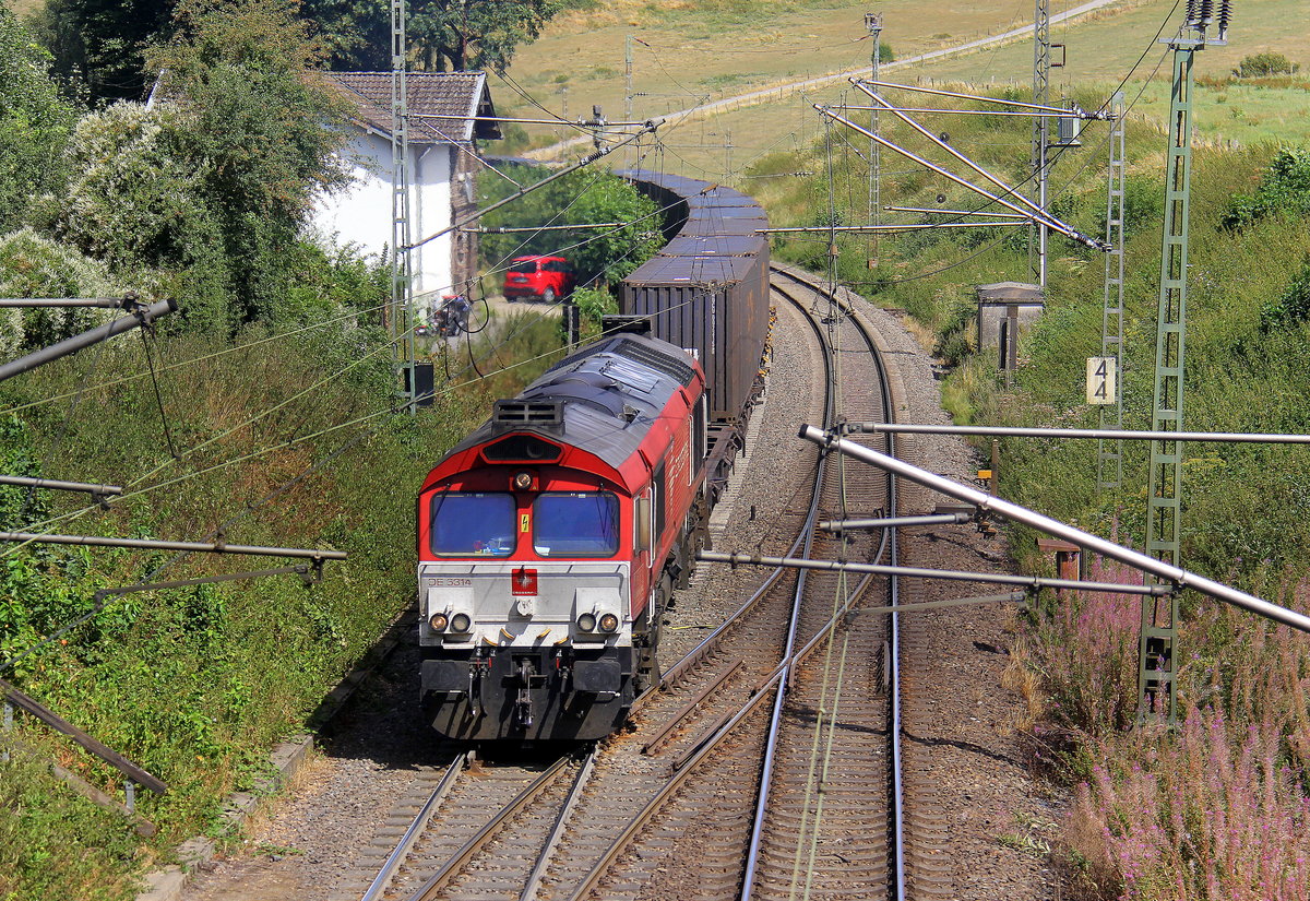 Die Class 66 DE6314  Hanna  von Crossrail  kommt mit viel Dieselpower die Gemmenicher-Rampe hochgefahren aus Richtung Aachen-West in Richtung Montzen/Belgien mit einem GTS-Containerzug aus Piacenza(I) nach Zeebrugge-Ramskapelle(B) und fährt gleich in den Gemmenicher-Tunnel hinein und fährt in Richtung Montzen/Vise(B). 
Aufgenommen in Reinartzkehl an der Montzenroute. 
Bei Sommerwetter am Nachmittag vom 12.8.2018.
