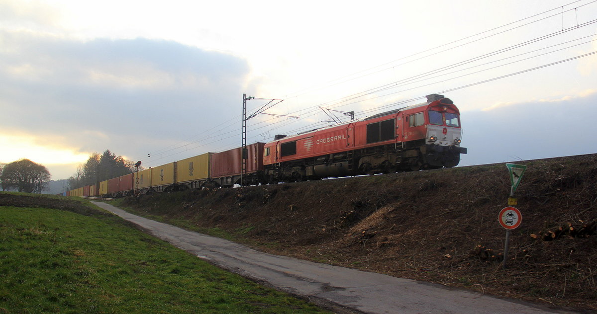 Die Class 66 DE6314  Hanna  von Crossrail kommt die Gemmenicher-Rampe herunter nach Aachen-West mit einem MSC-Containerzug aus Antwerpen-Krommenhoek(B) nach Germersheim(D). Aufgenommen an der Montzenroute am Gemmenicher-Weg. 
Bei Sonne und Regenwolken am Nachmittag vom 22.2.2019.