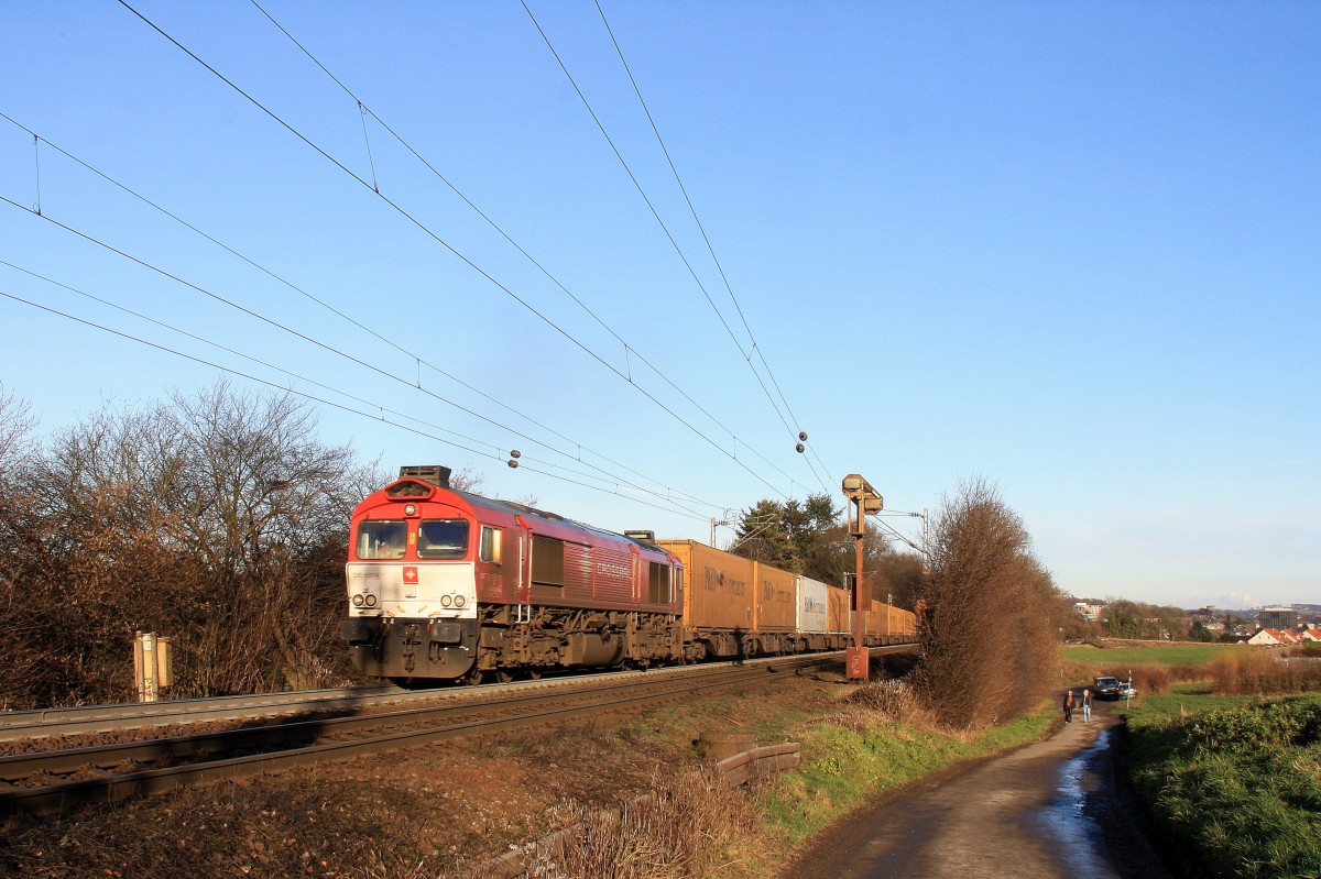 Die Class 66 DE6314  Hanna  von Crossrail  kommt aus Richtung Aachen-West und fährt die Gemmenicher-Rampe  in Richtung Montzen/Belgien hoch mit einem langen P&O Containerzug Gallarate(I) nach Zeebrugge(B).
Aufgenommen auf der Montzenroute am Gemmenicher-Weg am einem schönem Sonnentag am 12.1.2014.