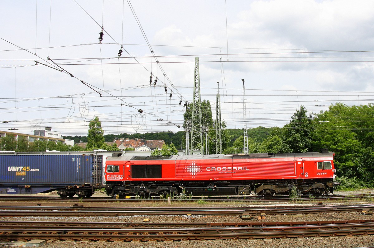 Die Class 66 DE6314  Hanna  von Crossrail fährt mit viel Dieselpower mit einem P&O Ferrymasters Containerzug aus Gallarate(I) nach Zeebrugge(B) bei der Ausfahrt von Aachen-West und fährt in Richtung Montzen/Belgien. 
Aufgenommen vom Bahnsteig in Aachen-West bei Sonne und Wolken am Nachmittag vom 25.5.2014.