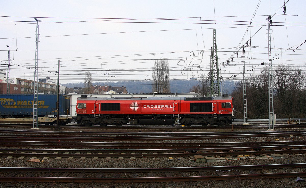 Die Class 66 DE6314  Hanna  von Crossrail  fährt mit viel Dieselpower mit einem langen LKW-Walter-Zug aus Novara(I) nach Genk-Goederen(B) bei der Ausfahrt aus Aachen-West in Richtung Montzen/Belgien. 
Aufgenommen vom Bahnsteig in Aachen-West am 14.3.2015.