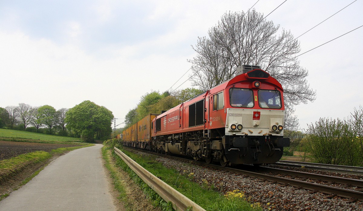 Die Class 66 DE6314  Hanna  von Crossrail kommt die Gemmenicher-Rampe herunter nach Aachen-West mit einem langen Containerzug aus Zeebrugge-Ramskapelle(B) nach Milano(I).
Aufgenommen an der Montzenroute am Gemmenicher-Weg. 
Bei Sonne und Wolken am 2.5.2015.