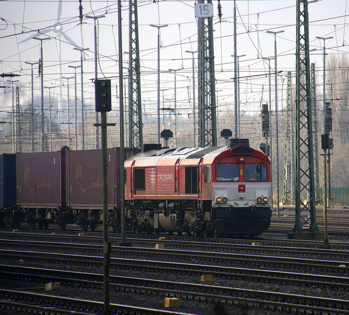 Die Class 66 DE6314  Hanna  von Crossrail steht in Aachen-West mit einem Containerzug aus Milano(I) nach Zeebrugge-Ramskapelle(B) und wartet auf die Abfahrt nach Belgien. 
Aufgenommen vom Bahnsteig in Aachen-West. 
Bei Sonne Regenwolken am Nachmittag vom 25.3.2016.